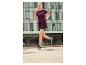 Frau beim Joggen in Sport-Shirt und -Shorts, Laufschuhe.