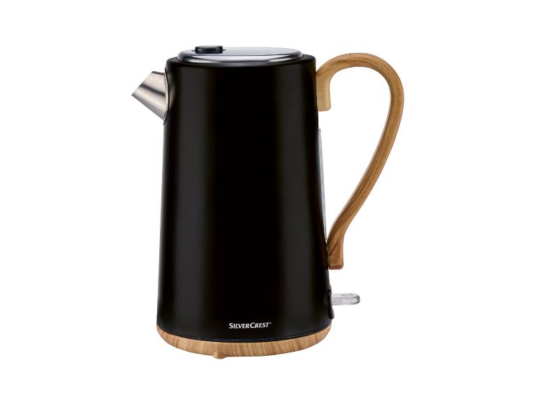 Schwarzer Wasserkocher von SilverCrest mit Holzgriff.