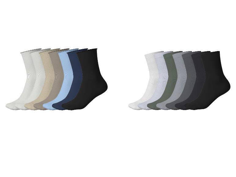 Zwei Sets Socken in verschiedenen Farben, darunter Weiß, Beige, Blau, Schwarz, Grün und Grau.