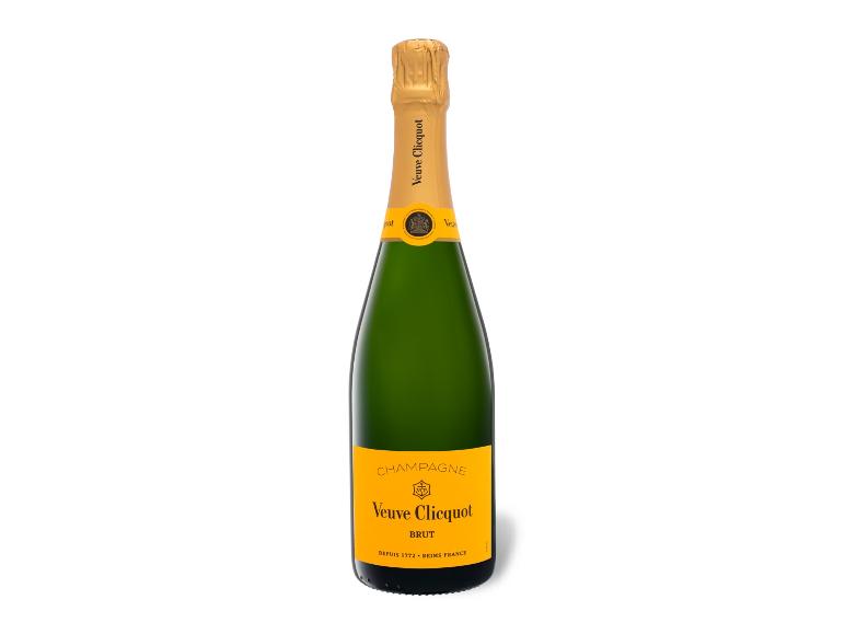Eine Flasche Veuve Clicquot Brut Champagner auf weißem Hintergrund.