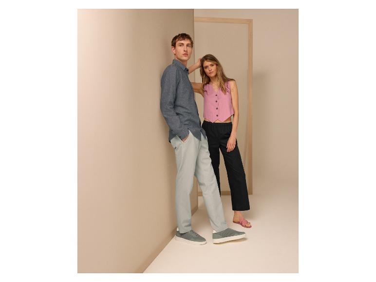ESMARA MEN Herren-Leinenhemd, helle Hose und Sneaker.
