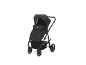Schwarzer Kinderwagen mit Babywanne und schwarzen und weißen Rädern.