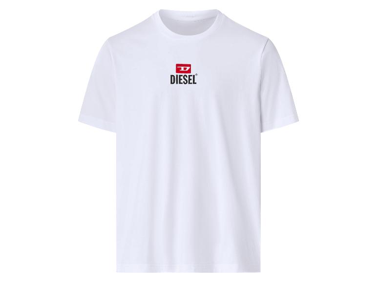 Weißes Kurzarm-T-Shirt mit rot-schwarzem Logo auf der Brust.