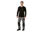 Mann trägt ein schwarzes Langarmshirt und eine graue Arbeitshose.