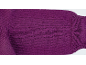 Nahaufnahme eines lila Strickpullovers mit sichtbaren Maschen und Textur.