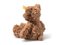 Brauner Teddybär von hinten gesehen, sitzend auf weißem Hintergrund.