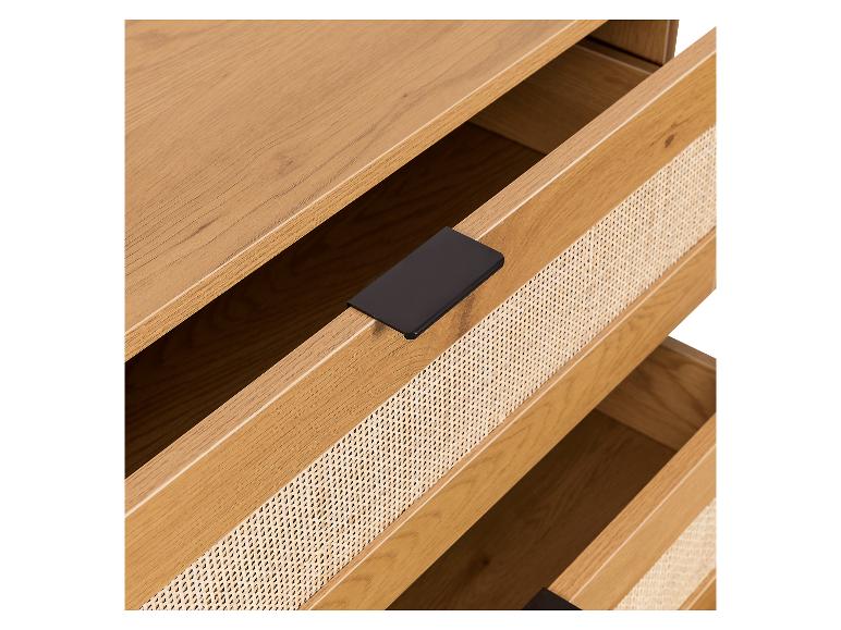 Helle Holzschublade mit schwarzem Griff und geflochtener Front.