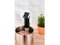 Sous-Vide-Garen mit einem Tauchsieder in einem Topf mit Fleisch und Rosmarin.