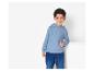 Ein Junge trägt einen blauen Hoodie und Jeans.