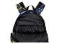 Offener Rucksack mit blau-gelbem Fußballmuster, schwarzes Innenfutter mit Text.