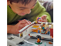 Kind spielt mit einem Spielzeug-Wohnmobil und Miniaturfiguren.