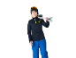 Junge in Skibekleidung mit Skiern auf der Schulter, bereit für den Wintersport.
