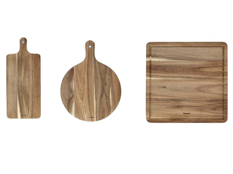 Drei Holzschneidebretter: rechteckig mit Griff, rund mit Griff und quadratisch.