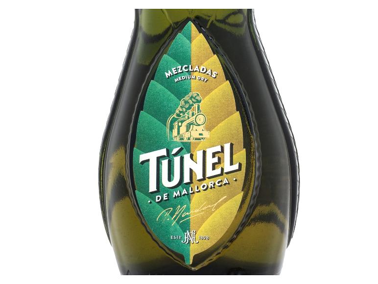 Etikett der Túnel de Mallorca Mezcladas Kräuterlikörflasche mit einer Lokomotive.