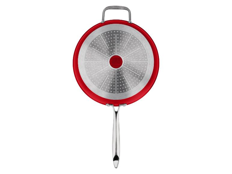 Boden einer roten Pfanne mit silberner Induktionsbasis und Metallgriff.