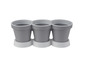 Drei graue Blumentöpfe mit weißen Untersetzern.
