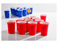Rote und blaue Plastikbecher für Beer Pong.