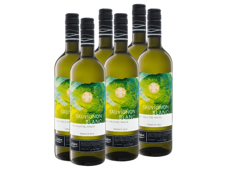 Sechs Flaschen Sauvignon Blanc mit künstlerischen grünen und gelben Etiketten auf weißem Hintergrund.
