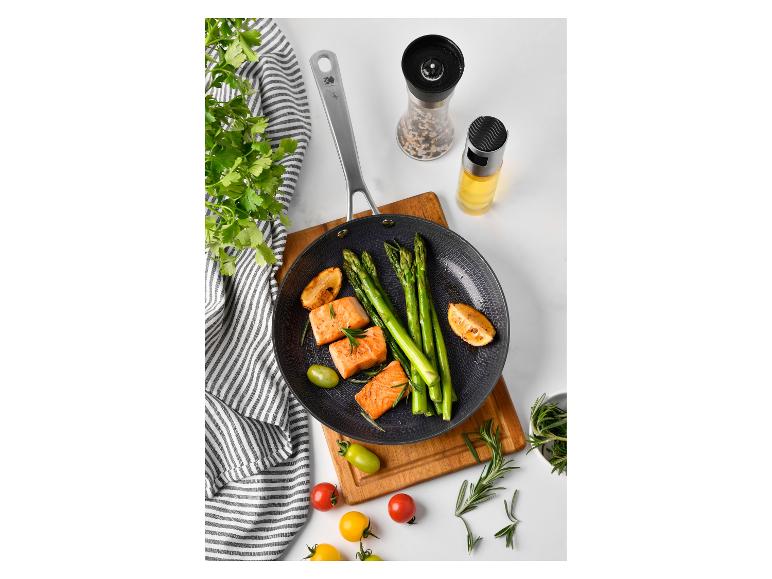 Lachs, Spargel und Pfanne.