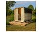 Outdoor-Holzsauna mit dunklem Dach, auf einer Holzplattform in natürlicher Umgebung.