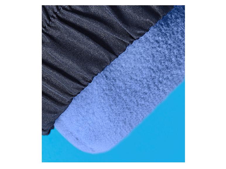 Nahaufnahme eines dunklen Textils mit Falten und einem hellblauen, wolligen Futter.