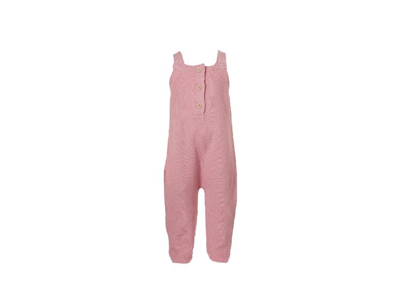 Rosa gestrickter Baby-Strampler mit Trägern und Holzknöpfen.
