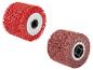 Zwei abrasive Zylinderbürsten: eine rote Borstenbürste und eine braune Vliesbürste.
