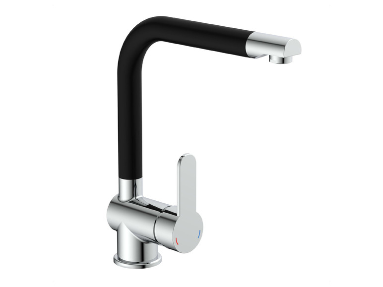 Ein schwarzer und verchromter Küchenwasserhahn mit hohem Auslauf.