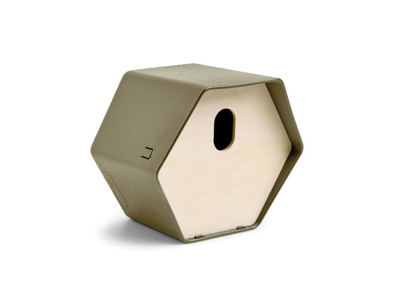 Grünes, sechseckiges Vogelhaus mit Holzfront und ovaler Öffnung.