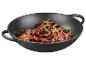 Gusseiserner Wok mit gebratenem Gemüse.