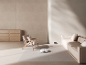 Weißer Saugroboter reinigt ein modernes, minimalistisches Wohnzimmer.
