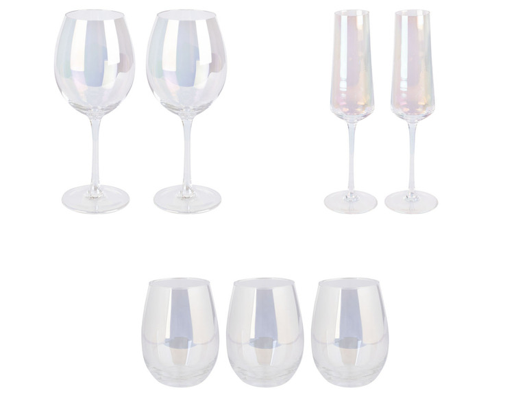 Zwei Weingläser, zwei Sektgläser und drei Gläser für Cocktails, alle mit einem Perlmutt-Schimmer.