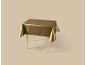 Goldene Tischdecke auf einem Holztisch, platziert auf beigem Hintergrund.