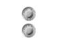 Zwei silberne Metalldeckel, von oben gesehen, auf weißem Hintergrund.