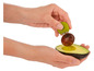 Ein Avocado-Kernentferner wird verwendet, um den Kern aus einer Avocado zu entfernen.