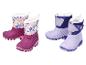 Zwei Paar Kinderwinterstiefel: ein floraler pinker und ein lila mit Sternen.