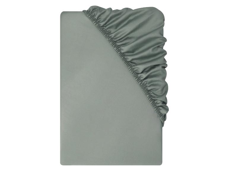 Ein einzelnes salbeigrünes Spannbettlaken, gefaltet, um die elastische Ecke zu zeigen.