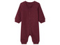 Ein dunkelroter Baby-Strampler mit Knöpfen.