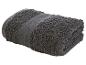 Ein dunkelgraues Handtuch, das auf einem weißen Hintergrund zusammengelegt ist.