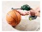 Grüner Akku-Inflator mit Digitalanzeige, der einen orangefarbenen Basketball aufpumpt.