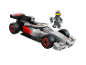 Graues und schwarzes Spielzeug-Rennauto mit einer Minifigur als Fahrer.