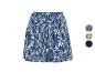 Damen-Shorts mit blau-weißem Blattmuster, mit zusätzlichen Designoptionen.