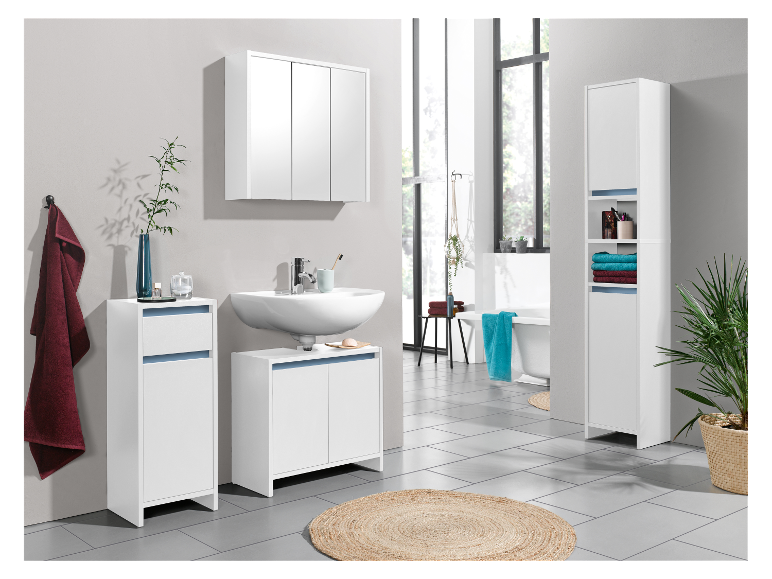 Moderne weiße Badezimmermöbel mit Spiegelschrank und Hochschränken.