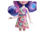 Puppe mit mehrfarbigem Haar und Blumenkleid