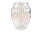 Eine transparente, geriffelte Vase mit perlmuttartigem Finish.
