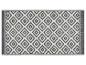Grau-weißer Outdoor-Teppich mit Rautenmuster.