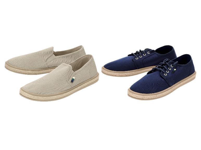Zwei Paar Espadrilles: beige Slipper und marineblaue Schnürschuhe.