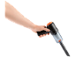 Hand hält einen Handstaubsauger mit orangefarbenen Akzenten.
