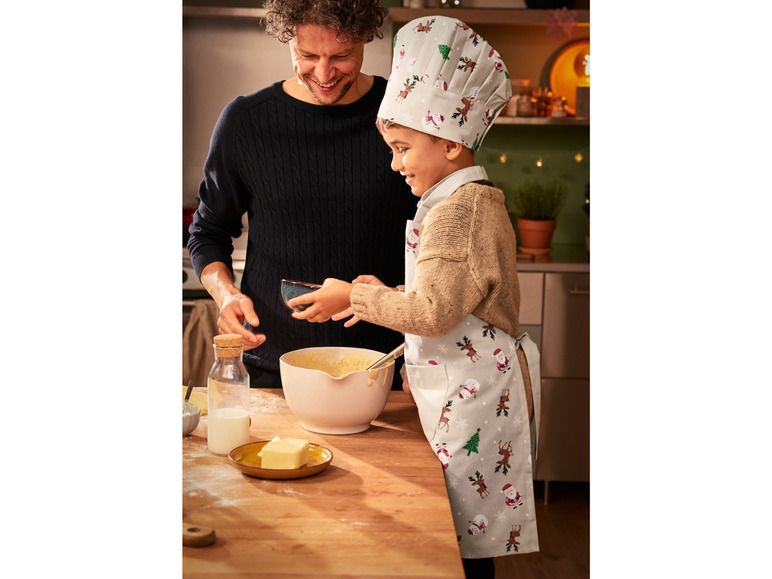Ein Vater und sein Sohn backen Weihnachtsplätzchen in der Küche.