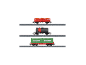 Drei verschiedene Güterwagen auf Gleisen: ein roter mit goldener Ladung, ein schwarzer Kesselwagen und ein grüner Containerwagen.